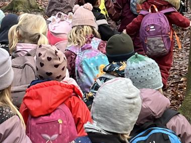 En masse børn på tur i skoven