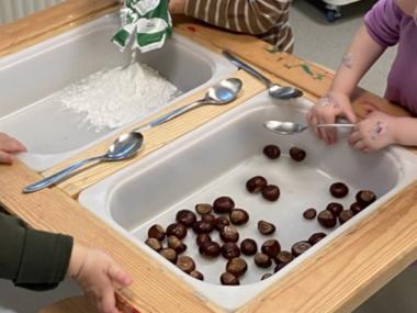 Børn der leger med slim og kastanjer